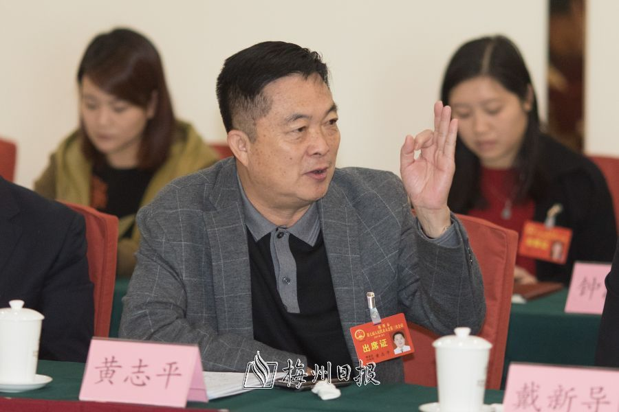 各代表团分组会议中，参会代表踊跃发言