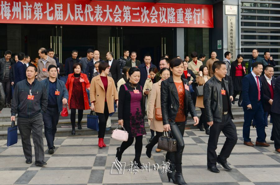会议闭幕后，代表们满怀信心步出会场
