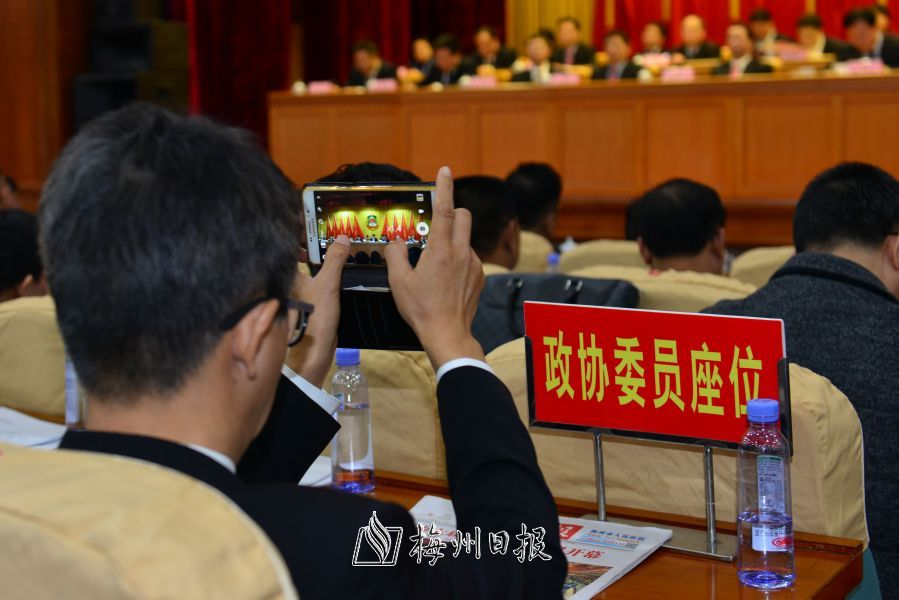 用手机记录闭幕会