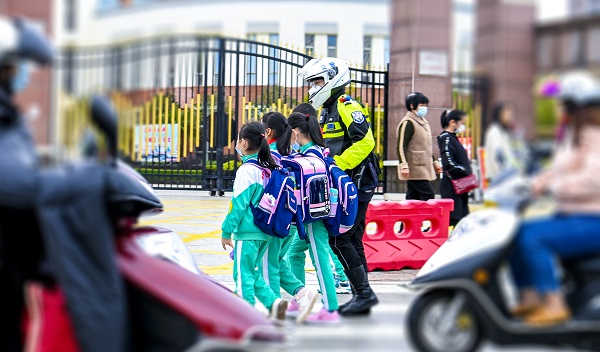 兴宁：开学喽!兴宁公安为师生撑起“安全伞”